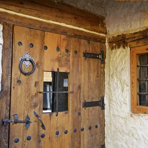 Detalle de puerta y ventana en vivienda de arquitectura tradicional