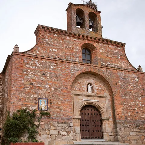 Fachada de iglesia histórica de piedra y ladrillo