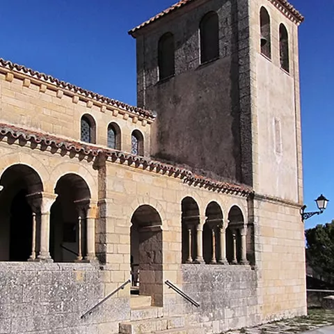 Vista exterior del templo con arcos y acceso escalonado