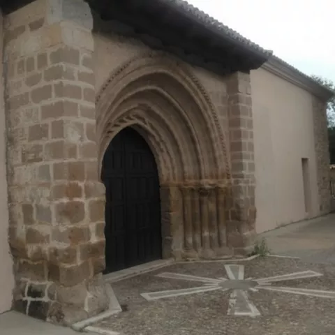 Portada gótica con arco apuntado y columnas.