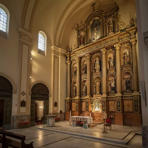 Fachada barroca al atardecer en calle estrecha