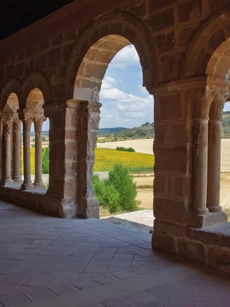 Galería porticada con paisaje rural.