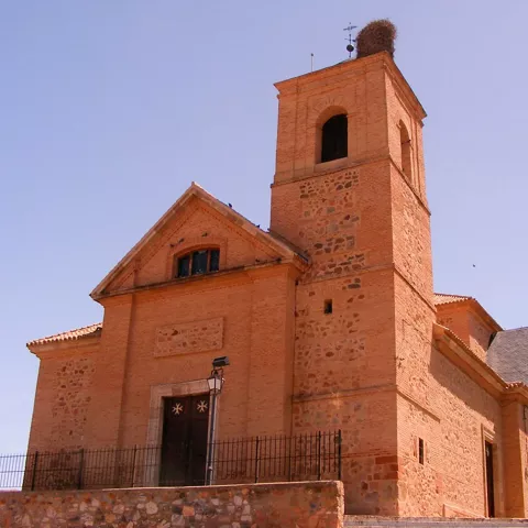 Iglesia de ladrillo con torre campanario