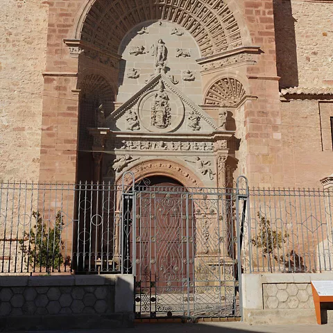 Portada monumental de piedra tallada