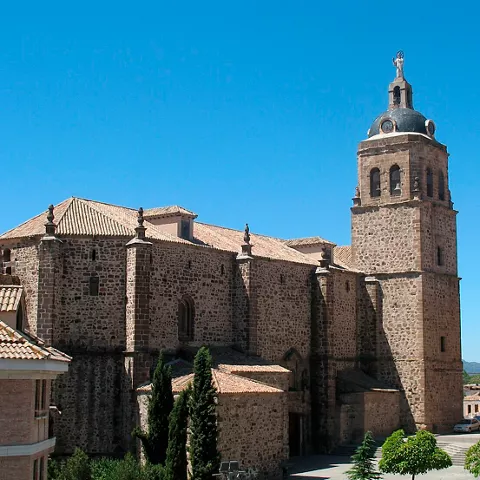 Templo de piedra con torre campanario y cubierta tradicional.