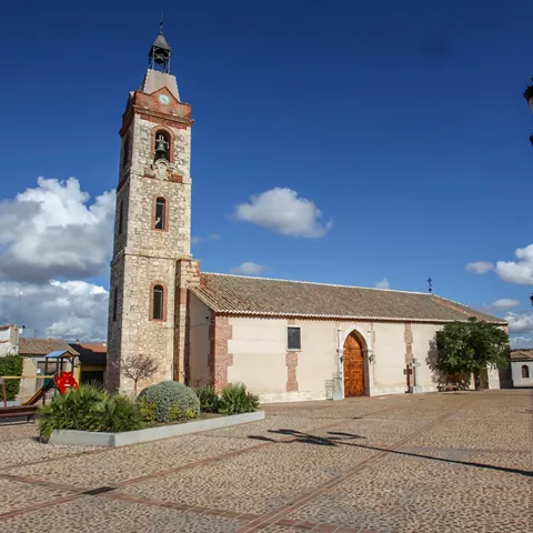 iglesia de piedra con torre en una plaza