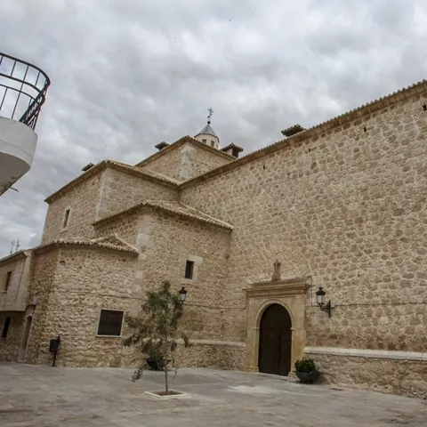 Iglesia fortificada de piedra típica de La Mancha.