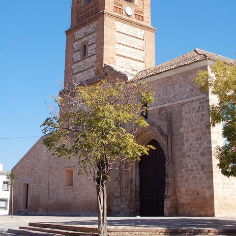 Detalle de torre de iglesia con campanas