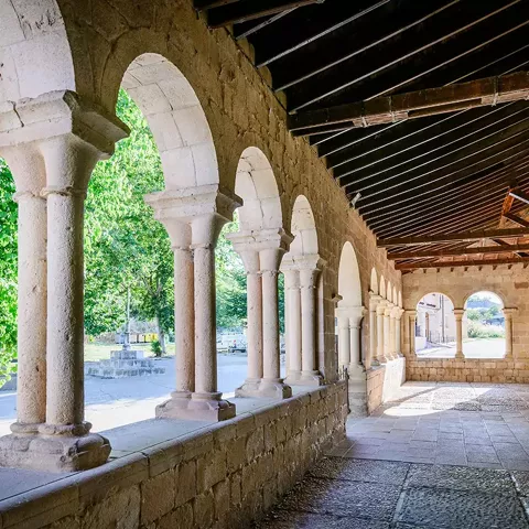 Interior del pórtico con arcos alineados.