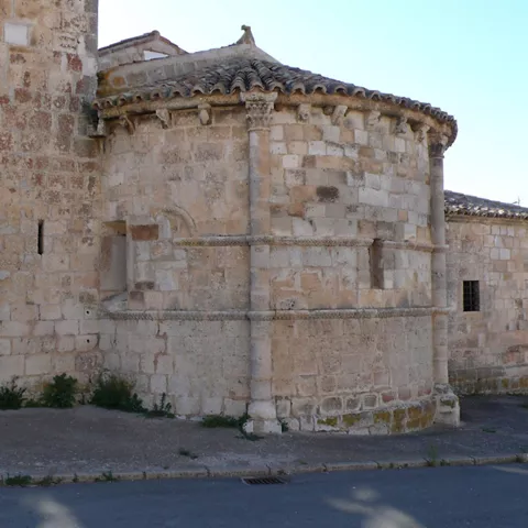 Ábside semicircular de iglesia románica en piedra.