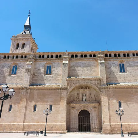 Gran iglesia de piedra con torre y portada monumental
