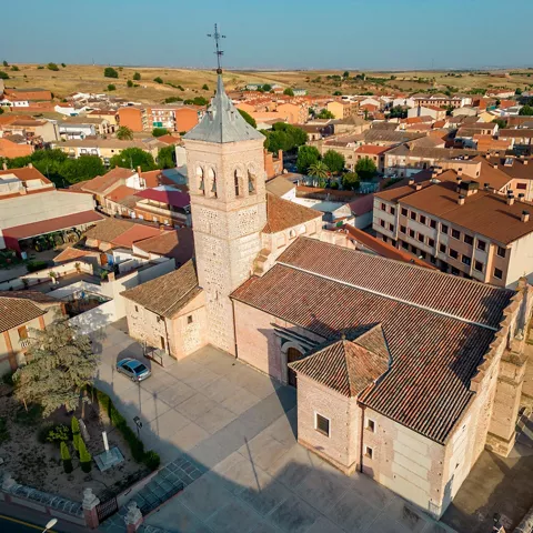 Iglesia de ladrillo con torre campanario vista aérea