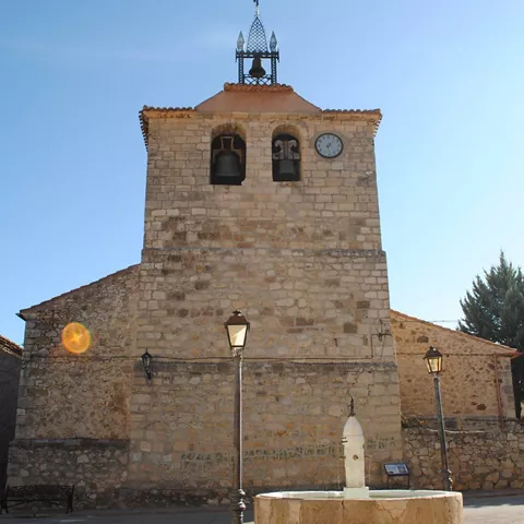Iglesia de piedra con campanario