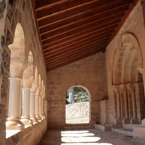 Interior con columnas y techo de madera.