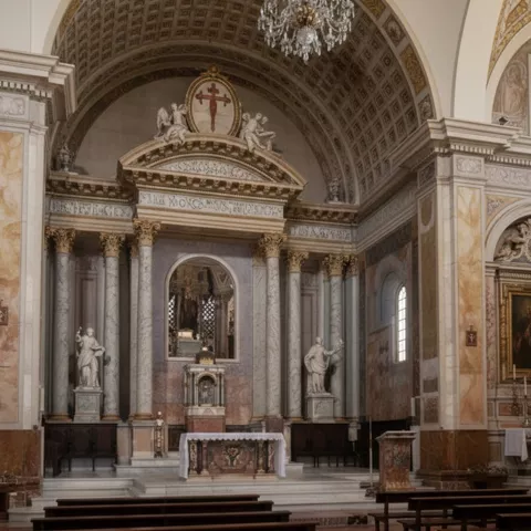 Interior de iglesia con columnas, bóveda decorada y altar al fondo.