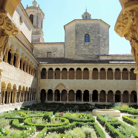 Claustro de dos alturas con fuente central.