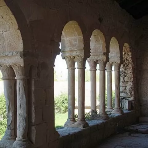 Interior de pórtico con arcos y columnas.