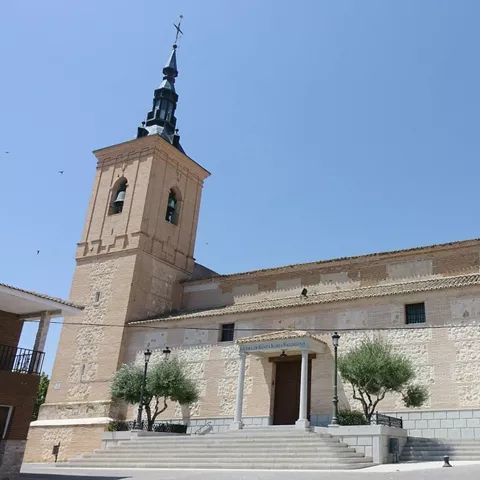 Iglesia de piedra con torre campanario vista lateral