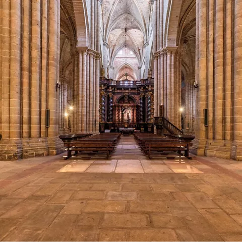 Interior de templo con naves y columnas de piedra