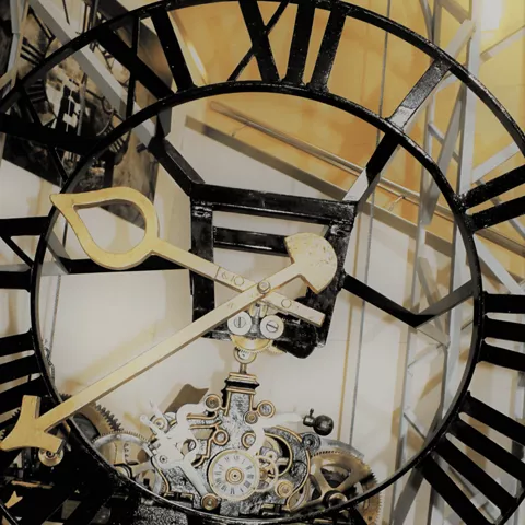 Mecanismo de reloj antiguo con engranajes y numeración romana