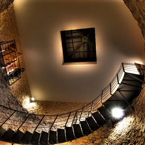 Vista superior de pozo con escalera metálica y óculo central