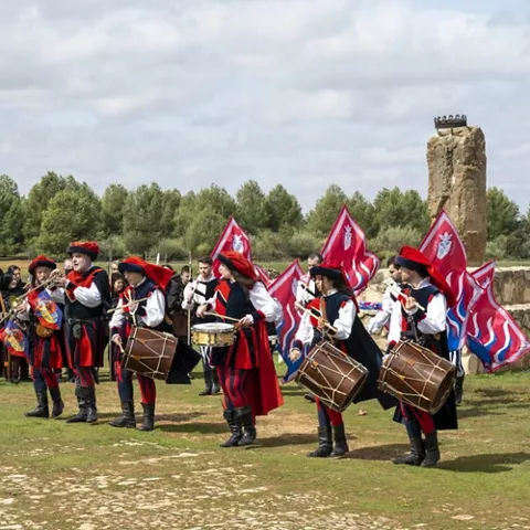 Grupo musical medieval con tambores y banderas