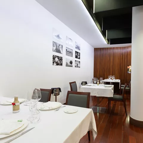 Comedor moderno con mesas vestidas