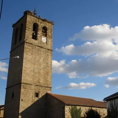Torre de iglesia de piedra bajo cielo azul