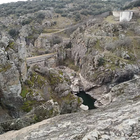 Puente de piedra sobre cañón rocoso