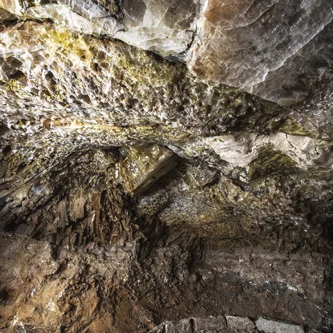 Detalle de cristales minerales en pared de cueva