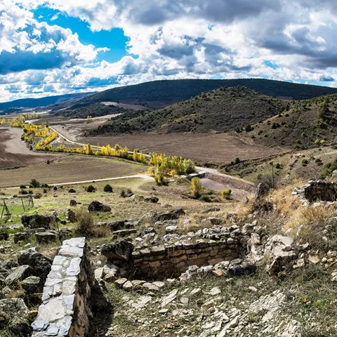 Restos de construcciones en paisaje rural