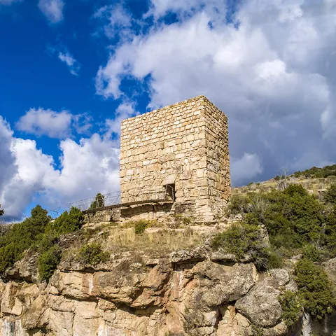 Torre de piedra sobre formación rocosa