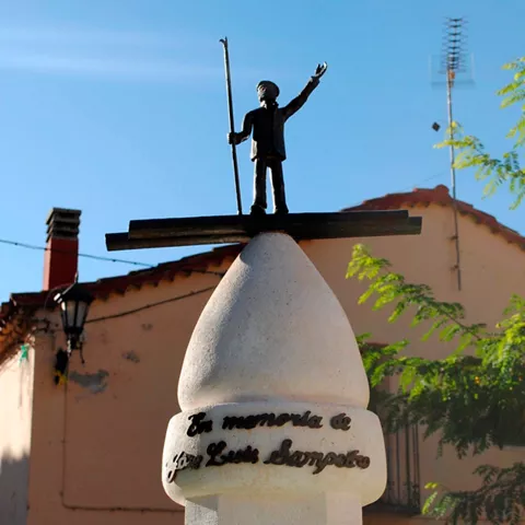 Estatua de un hombre, con un diseño realista y acabado en piedra.