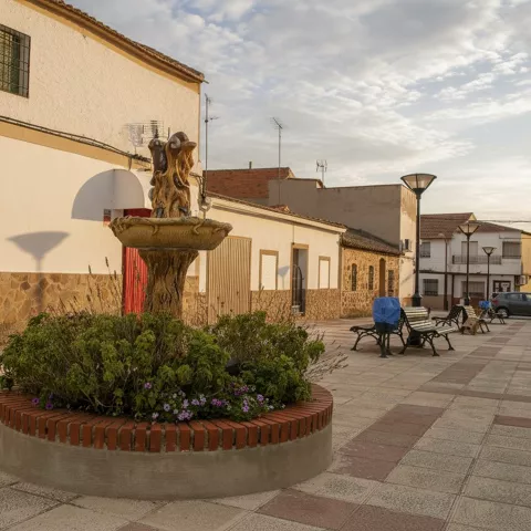 Fuente ornamental en plaza de Los Pozuelos de Calatrava (Ciudad Real), entorno urbano tradicional.