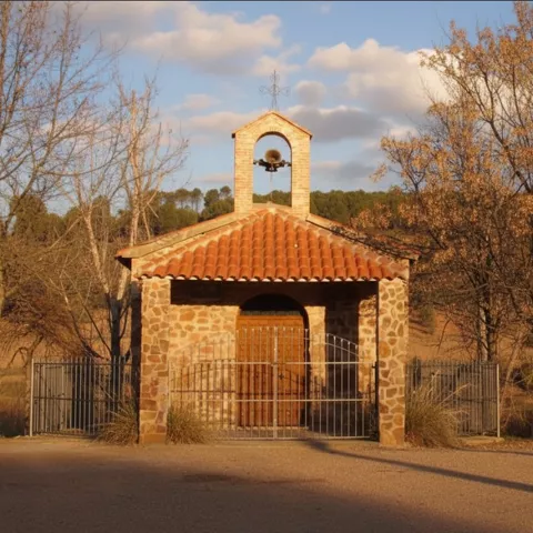 Ermita en el entorno natural de Luciana (Ciudad Real), pequeña construcción de piedra y teja tradicional.