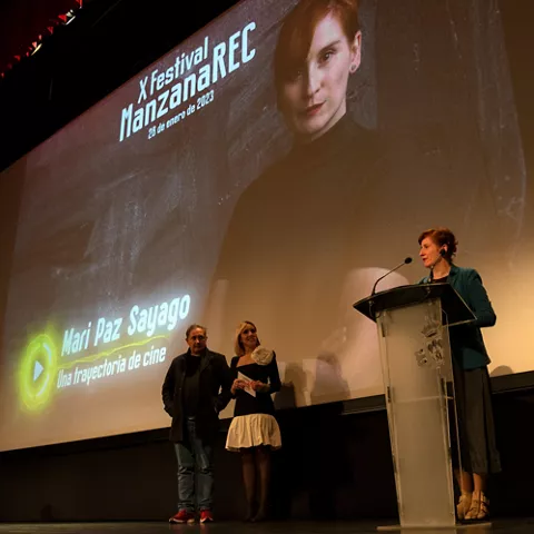 Intervención en atril durante un acto cultural en teatro