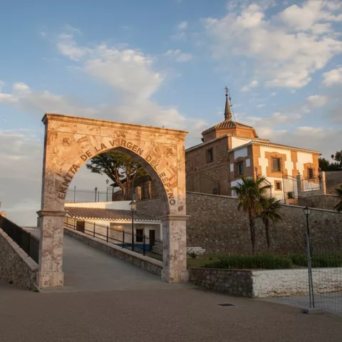 Entrada a la ermita de la Virgen del Espino en Membrilla (Ciudad Real), con arco monumental de acceso.