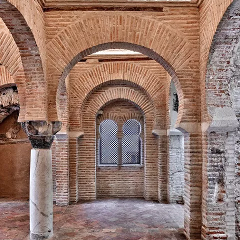 Arcos de herradura y pavimento tradicional