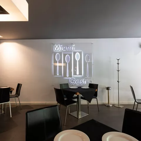 Comedor moderno con mesas negras