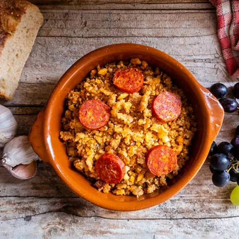 Migas tradicionales con rodajas de embutido