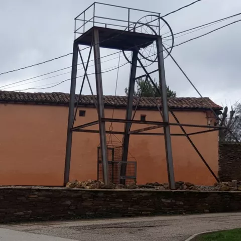 Torre metálica de extracción junto a viviendas.