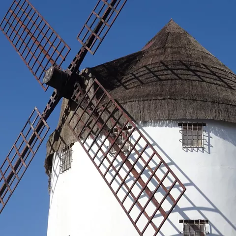 Molino de viento tradicional bajo cielo azul
