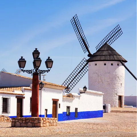 Molino tradicional junto a plaza empedrada