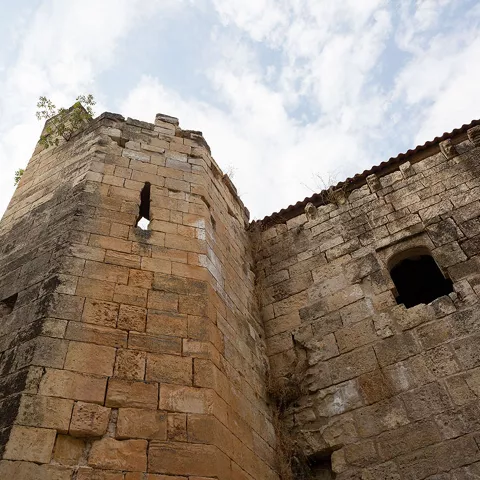 Torre y muros de monasterio medieval en ruinas
