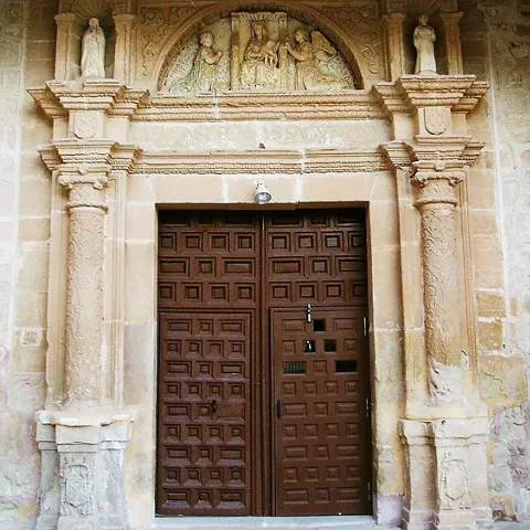 Portada monumental de templo histórico.