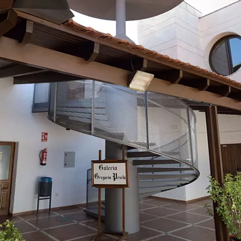 Detalle de estructura circular y escalera de caracol en patio interior