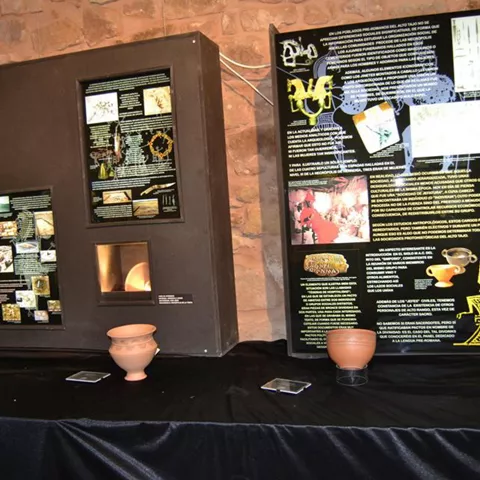 Exposición con paneles y piezas arqueológicas