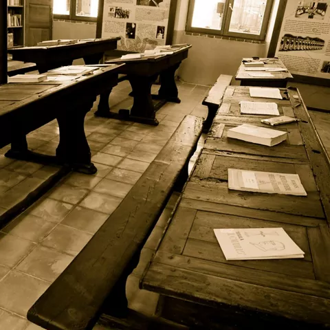 Pupitres de madera en antigua escuela.