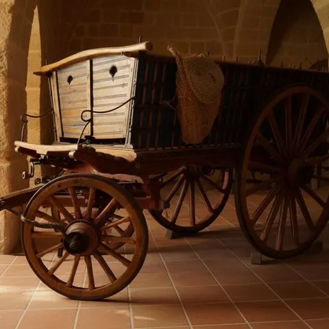 Carro tradicional en interior de piedra