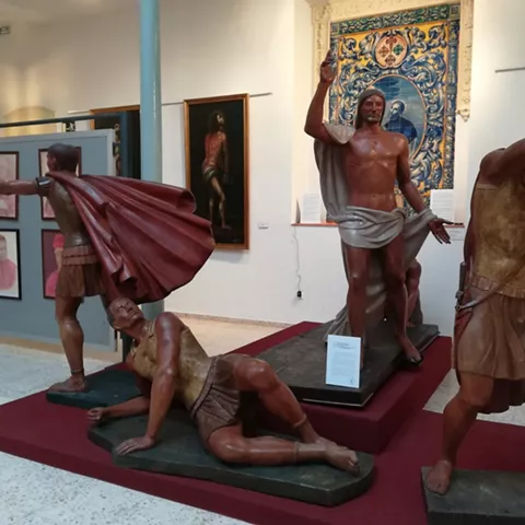 Esculturas de madera policromada representando escenas religiosas en una sala expositiva